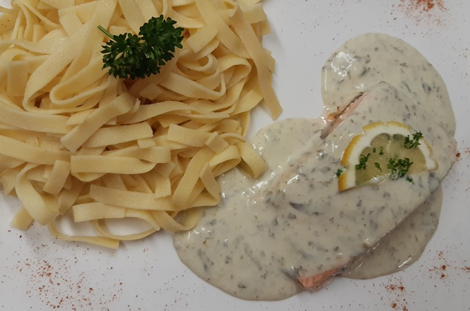 Pavé de saumon sauce oseille