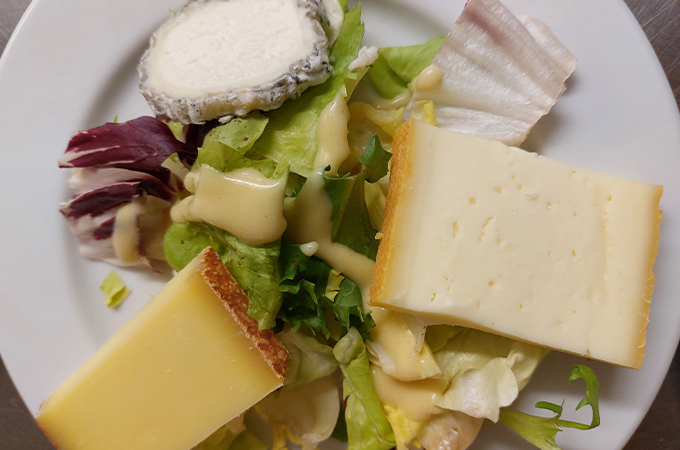 Plateau de fromages avec salade (pâte dure, pâte molle et chèvre)