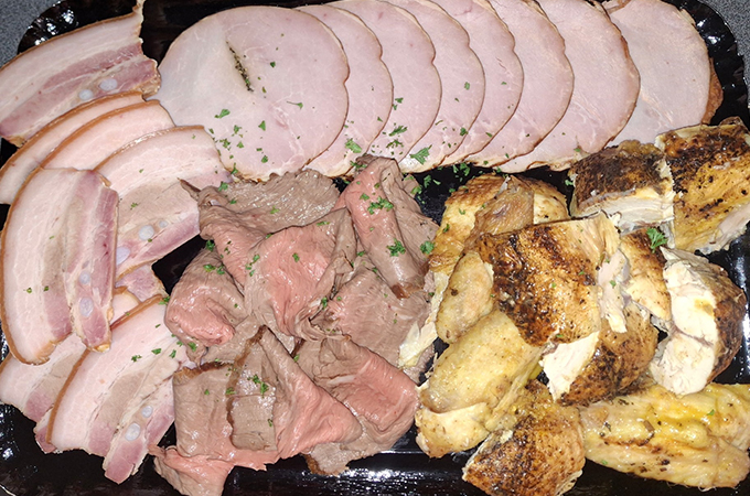 Viandes assorties (Rosbeef, rôti de porc cuit, rillons, poulet)