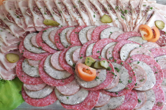 Assortiment de charcuteries (jambon blanc, rosette, saucisson à l’ail, salami, andouille)