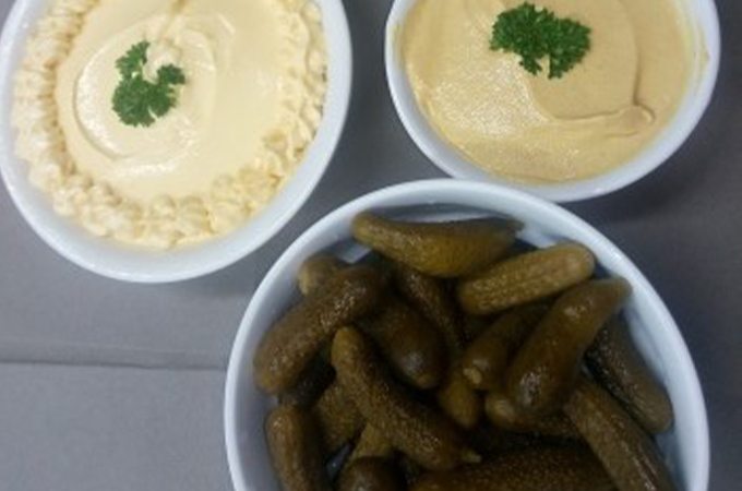 Chips et condiments (Mayonnaise, Moutarde et cornichons)