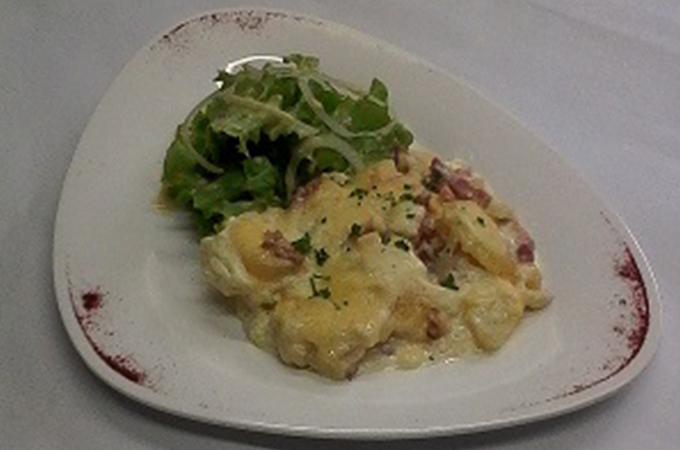 Tartiflette avec une tranche de jambon braisé /salade